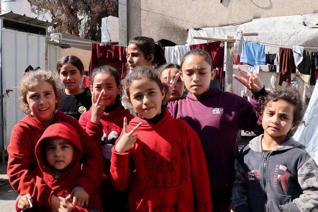 أطفال فلسطينيون يلعبون بين خيام النازحين في مدينة غزة.